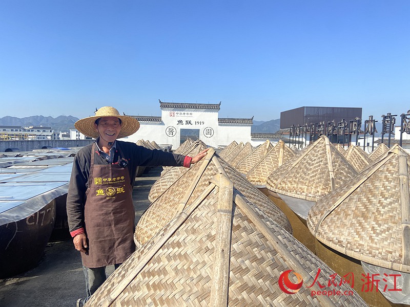 魚躍釀造省級非遺共富工坊為當(dāng)?shù)卮迕裉峁┚蜆I(yè)崗位。人民網(wǎng) 方彭依夢攝
