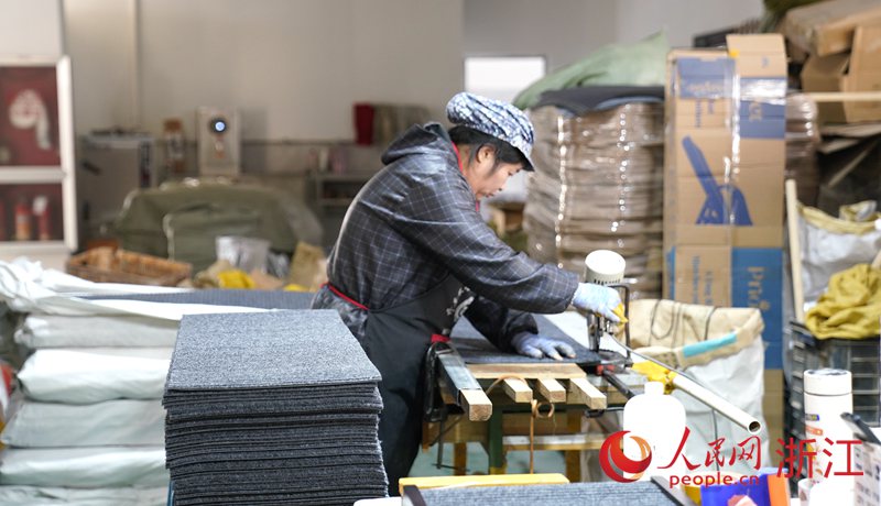 龍泉市龍康木業(yè)有限公司的新廠房內(nèi)，工人們正有條不紊地生產(chǎn)木制寵物用品。人民網(wǎng) 方彭依夢攝