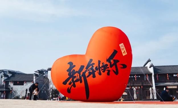 拍拍拍！來余杭，打卡！紅燈籠、中國結(jié)、紅對聯(lián)……余杭各處都添上了喜慶裝飾，新年氛圍拉滿！值此新春佳節(jié)，趁著天氣晴好，快約上小伙伴，到余杭這些地方打卡，別忘了用相機(jī)定格美好瞬間，拍出難忘照片~