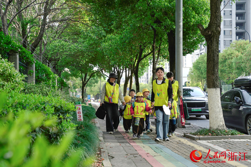 共享奶奶接送小朋友。人民網(wǎng)記者 郭揚(yáng)攝