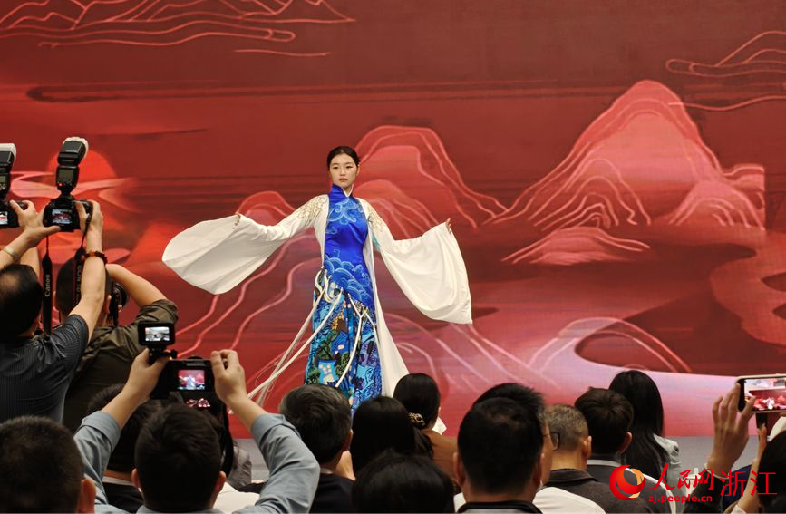 開幕式上，秀洲農(nóng)民畫元素華服秀的首次亮相。人民網(wǎng)記者 張麗瑋攝