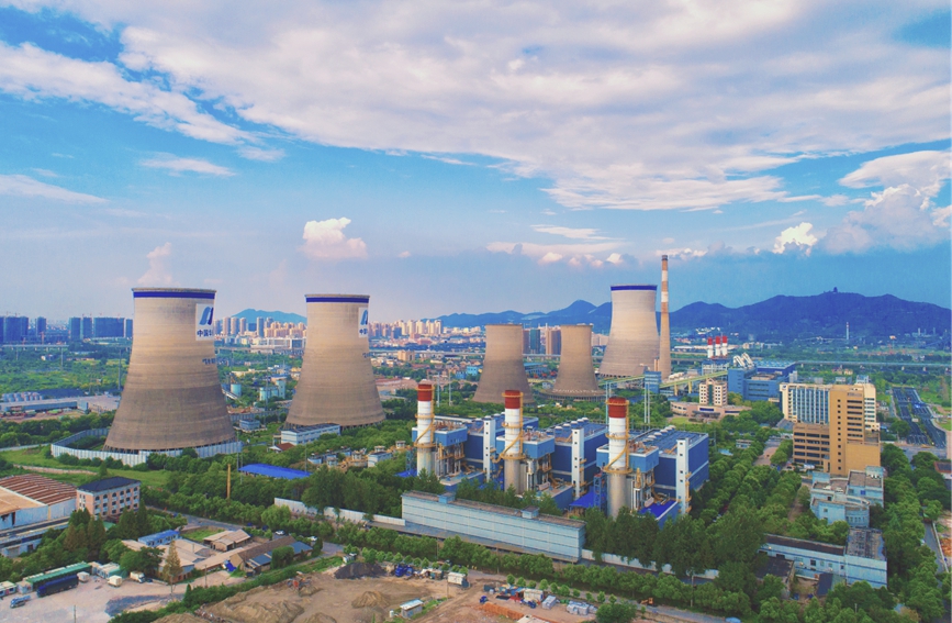 高聳的冷卻塔曾是半山電廠的標志物。半山電廠供圖