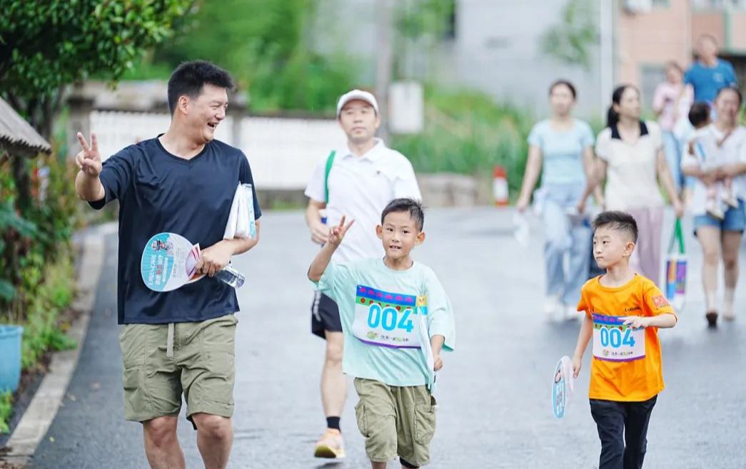 全家一起“趣鄉(xiāng)村”！柯城人跑步帶娃成為新時尚