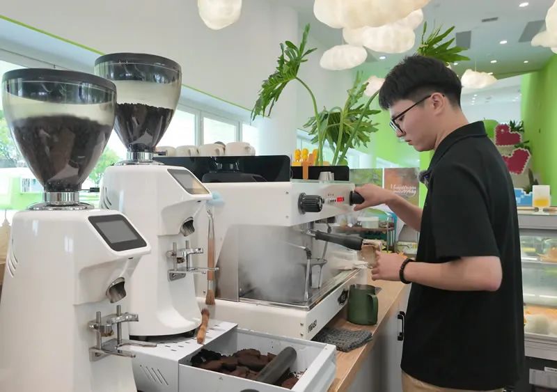 一杯咖啡托起“青年理想”，龍港“咖啡控”的“斜杠”之路
