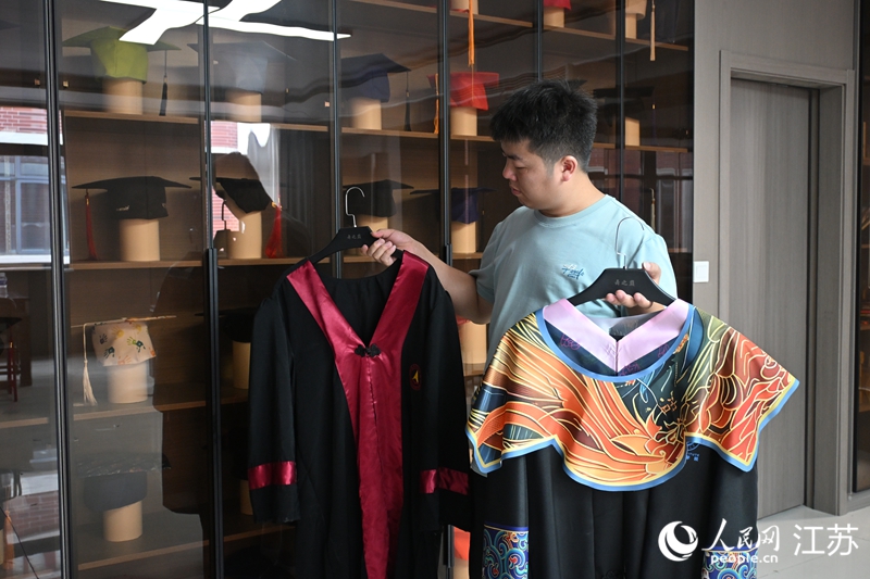 “舞之巔”生產(chǎn)的學(xué)士服。人民網(wǎng) 張瀚天攝