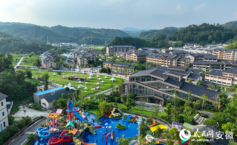 俯瞰溫泉小鎮(zhèn)的水上樂園、戶外營地、康養(yǎng)中心。人民網(wǎng)記者 陶濤攝