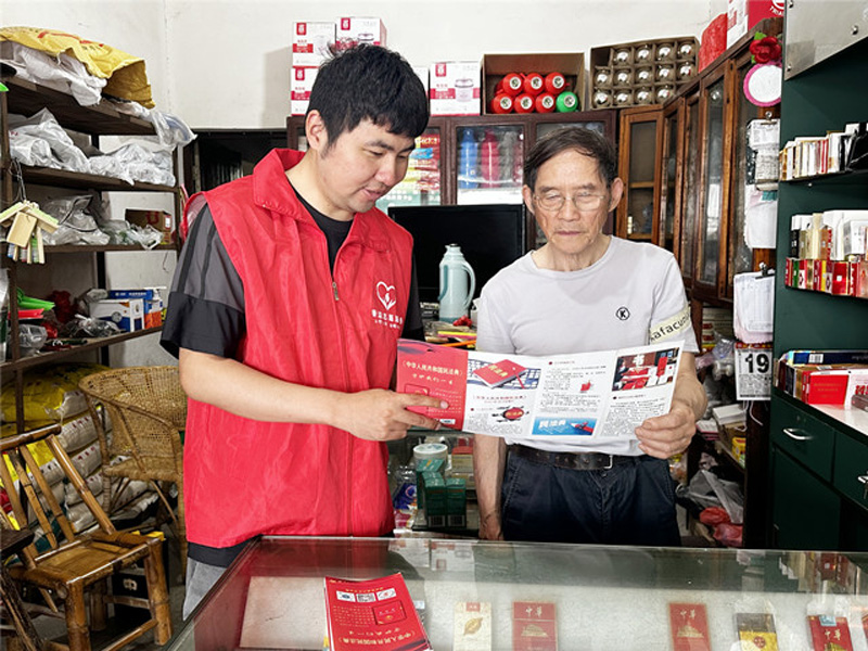 “香溢”志愿者向零售戶宣傳民法典。張穎攝