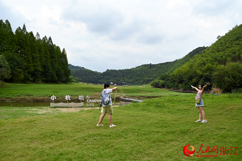 游客在夏陽村露營基地拍照。人民網(wǎng)記者 葉賓得攝
