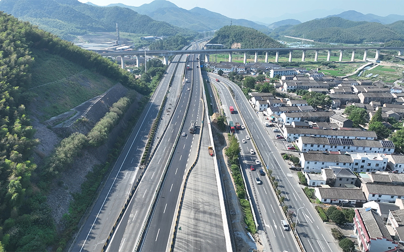 方門大橋路段雙向交通導(dǎo)改完成。浙交建設(shè)供圖