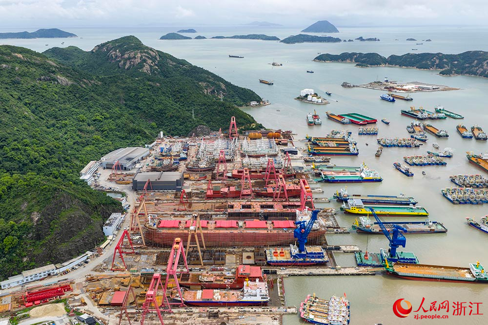 近日，在浙江省溫嶺市松門鎮(zhèn)一家造船企業(yè)，各類大型船舶正在建造，現(xiàn)場一派繁忙景象。人民網(wǎng) 章勇濤攝