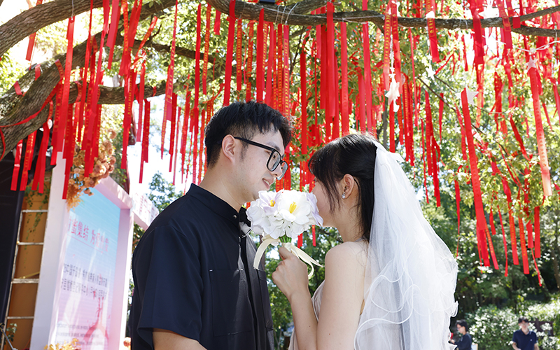 淳安縣婚姻登記服務(wù)中心（月光島）吸引新人爭相打卡。淳安縣委宣傳部供圖