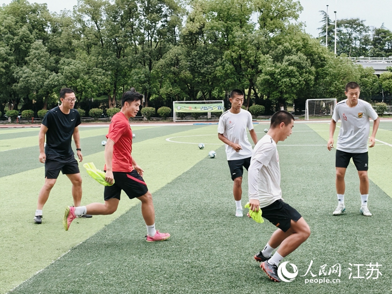 6月27日，“蘇超”南京隊球員李加俊回母校與校隊球員一起進行“搶圈”訓練。 人民網(wǎng) 鞠峰攝