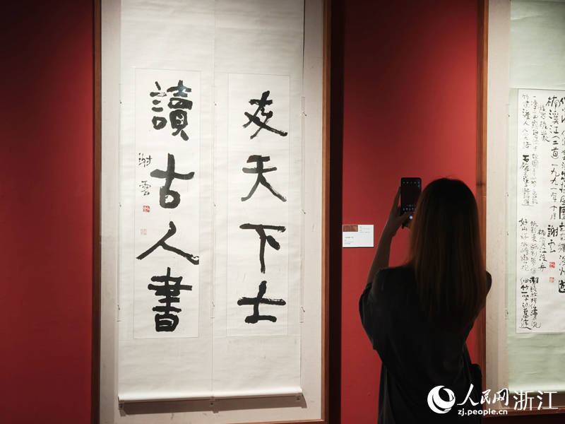 游客在書畫作品前拍照留念。人民網(wǎng) 劉欣蔚攝