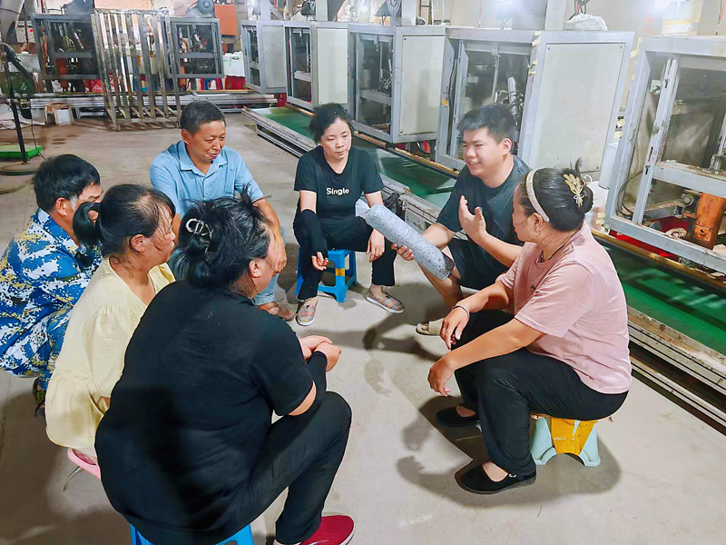 松陽(yáng)縣葉村鄉(xiāng)依托黨員實(shí)訓(xùn)基地,邀請(qǐng)食用菌共富工坊負(fù)責(zé)人陳振輝在車間內(nèi)為黨員提供裝袋、滅菌等香菇種植關(guān)鍵環(huán)節(jié)的操作指導(dǎo)。（松陽(yáng)縣葉村鄉(xiāng)供圖