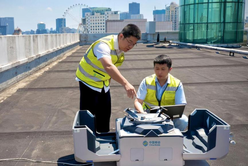 浙江移動(dòng)技術(shù)專家日常維護(hù)并測(cè)試無人機(jī)。浙江移動(dòng)供圖