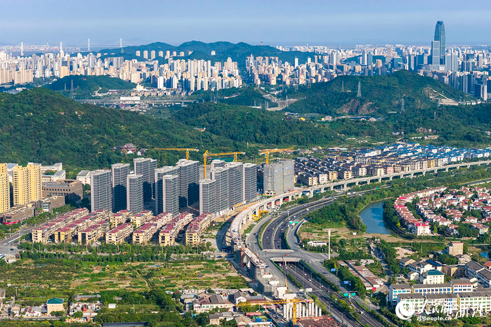 浙江臺州市域鐵路S2線黃巖段施工現(xiàn)場。人民網(wǎng) 章勇濤攝