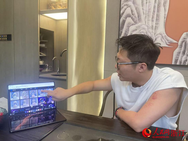 黃子軒展示AI生成的手串圖片。人民網(wǎng)記者 王麗瑋攝