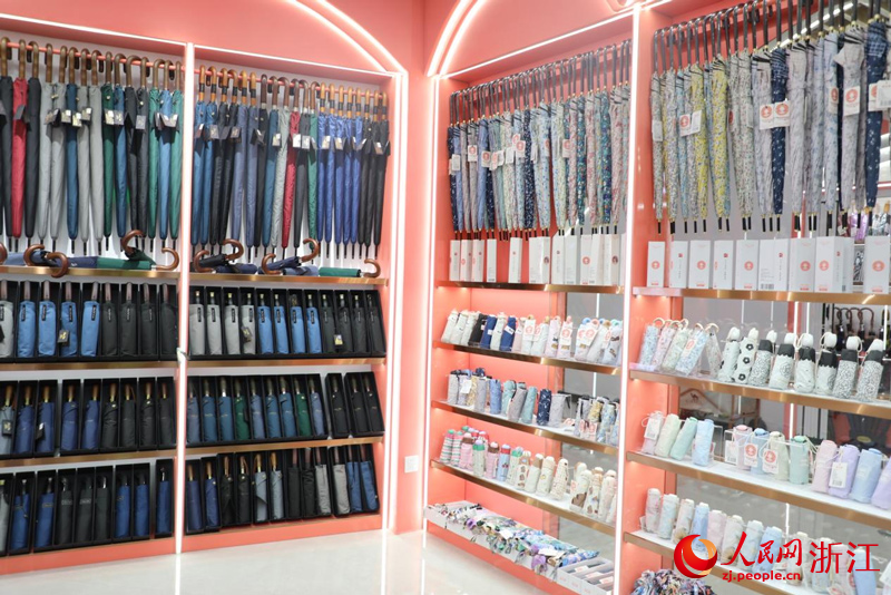 張吉英的新店內(nèi)，精品傘具琳瑯滿目。人民網(wǎng) 方彭依夢攝