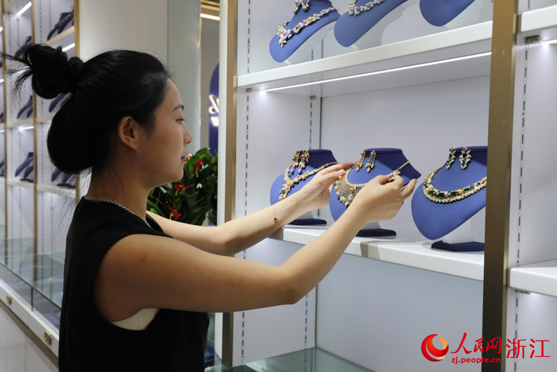 新市場開業(yè)，樓依洋正式接班。人民網(wǎng) 方彭依夢攝