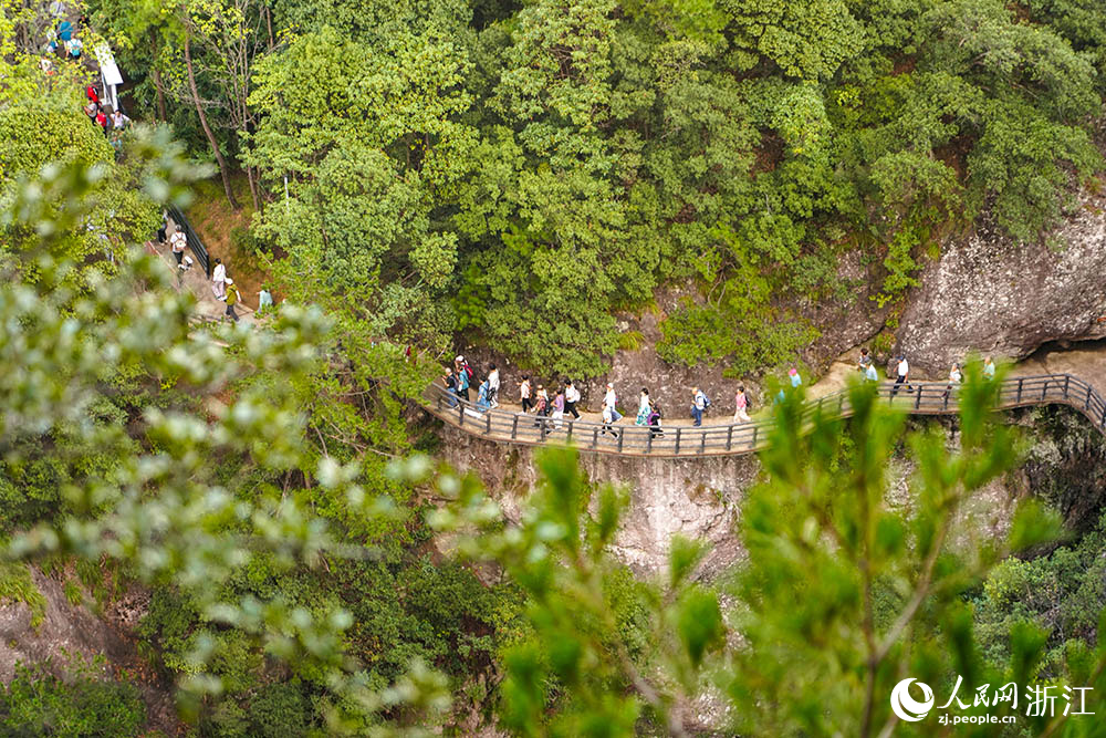 10月15日，在浙江省臺州市仙居縣神仙居景區(qū)，游客盡享山水之美。人民網(wǎng) 章勇濤攝