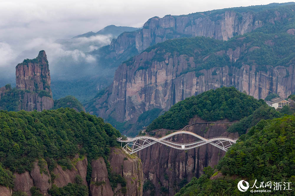 10月15日，浙江省臺(tái)州市仙居縣神仙居景區(qū)云霧繚繞間，游客盡享山水之美。人民網(wǎng) 章勇濤攝