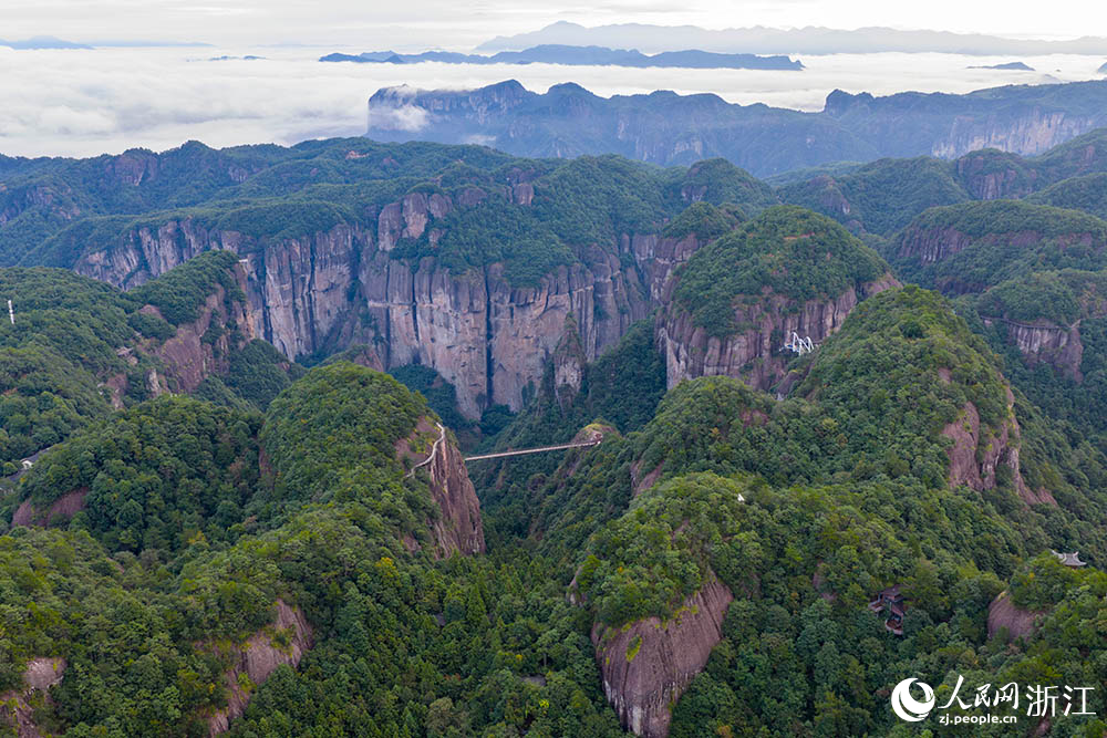 10月15日，浙江省臺州市仙居縣神仙居景區(qū)云霧繚繞。人民網(wǎng) 章勇濤攝
