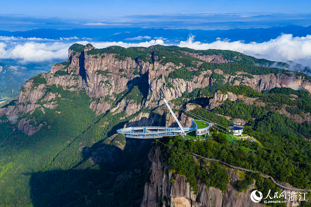 10月15日，浙江省臺(tái)州市仙居縣神仙居景區(qū)云霧繚繞間，游客盡享山水之美。人民網(wǎng) 章勇濤攝