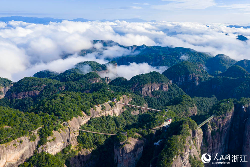 10月15日，浙江省臺(tái)州市仙居縣神仙居景區(qū)云霧繚繞。人民網(wǎng) 章勇濤攝
