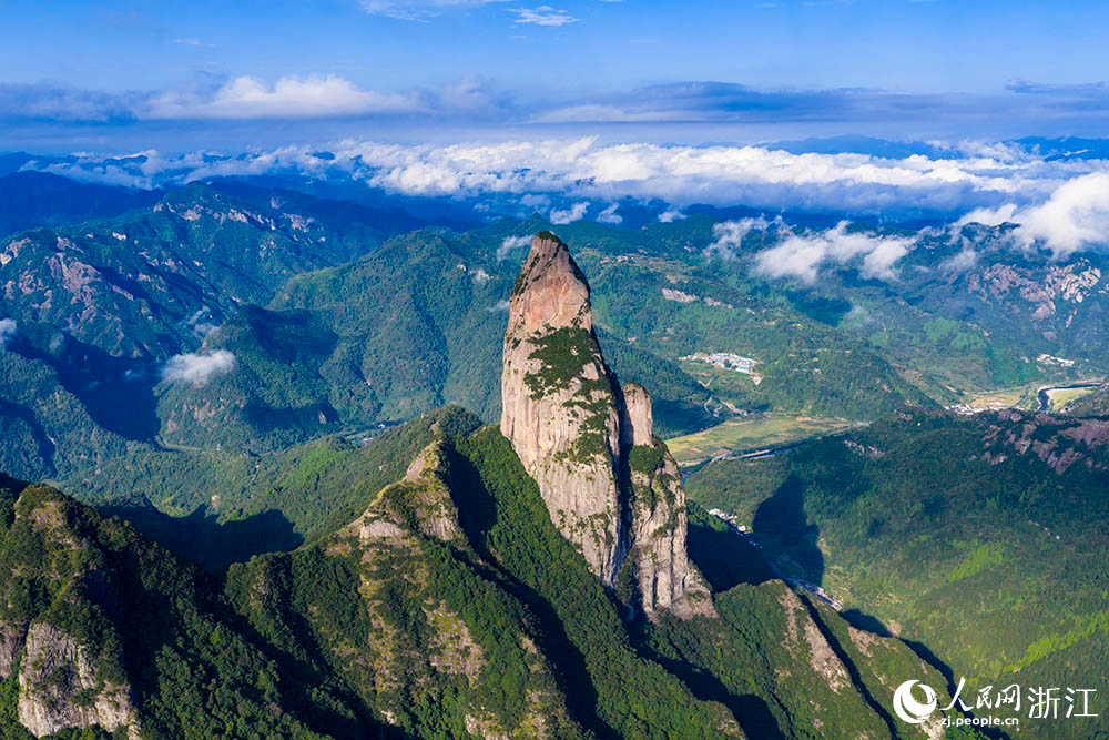 10月15日，浙江省臺(tái)州市仙居縣神仙居景區(qū)云霧繚繞。人民網(wǎng) 章勇濤攝