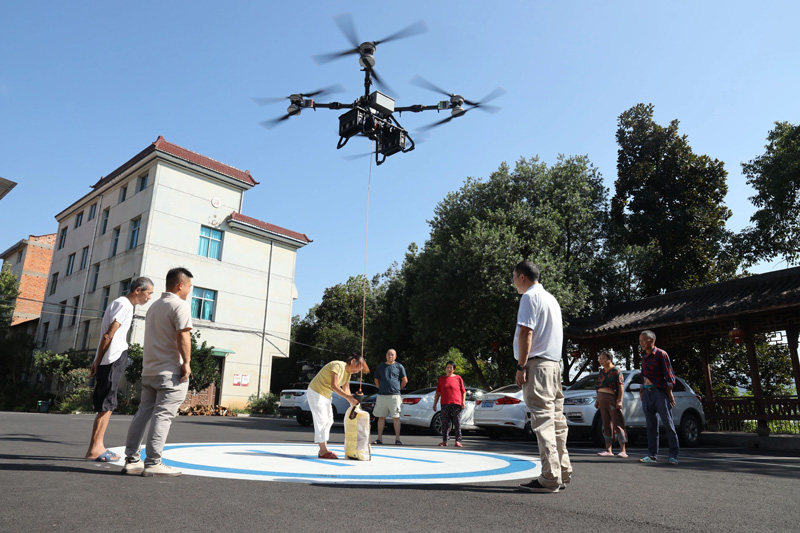 山貨打“飛的”出山。婺城區(qū)委宣傳部供圖