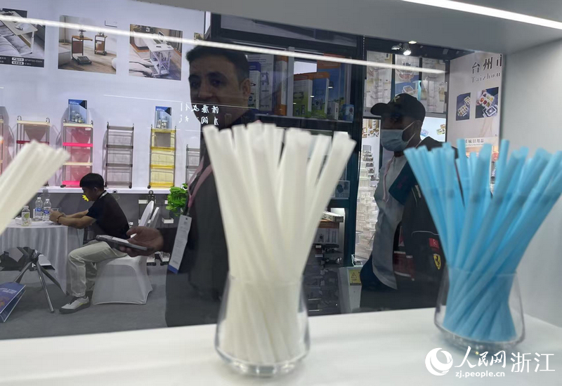 雙童新開發(fā)的可降解吸管。人民網(wǎng)記者 王麗瑋攝