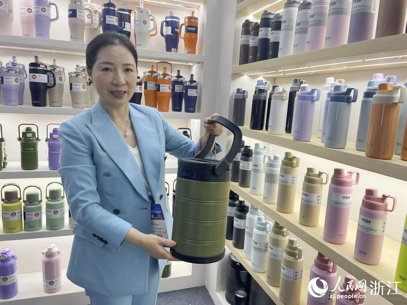 桂海琴展示新款保冷桶。人民網(wǎng)記者 王麗瑋攝