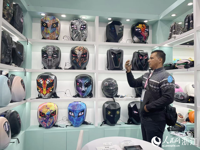 一名外商正在拍攝創(chuàng)意LED箱包。人民網(wǎng)記者 王麗瑋攝