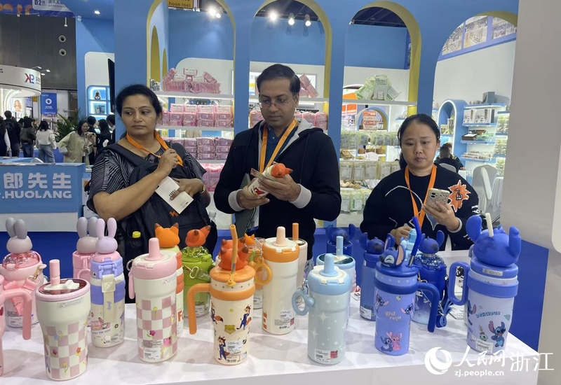 外商在桂海琴的展位前駐足。人民網(wǎng)記者 王麗瑋攝