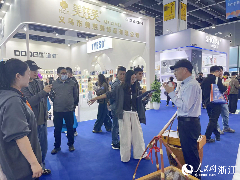 樓仲平正在拍攝短視頻。人民網(wǎng)記者 王麗瑋攝