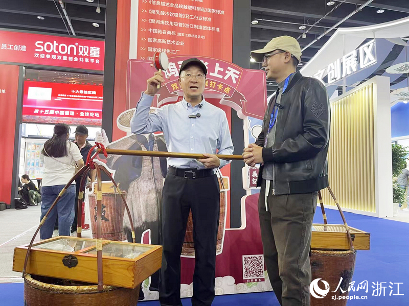 樓仲平在鏡頭前“重拾”老本行。受訪者供圖