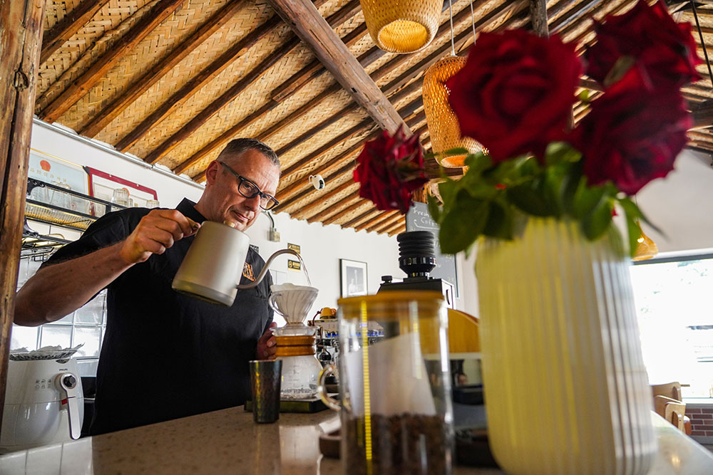 弗蘭克在沖煮咖啡