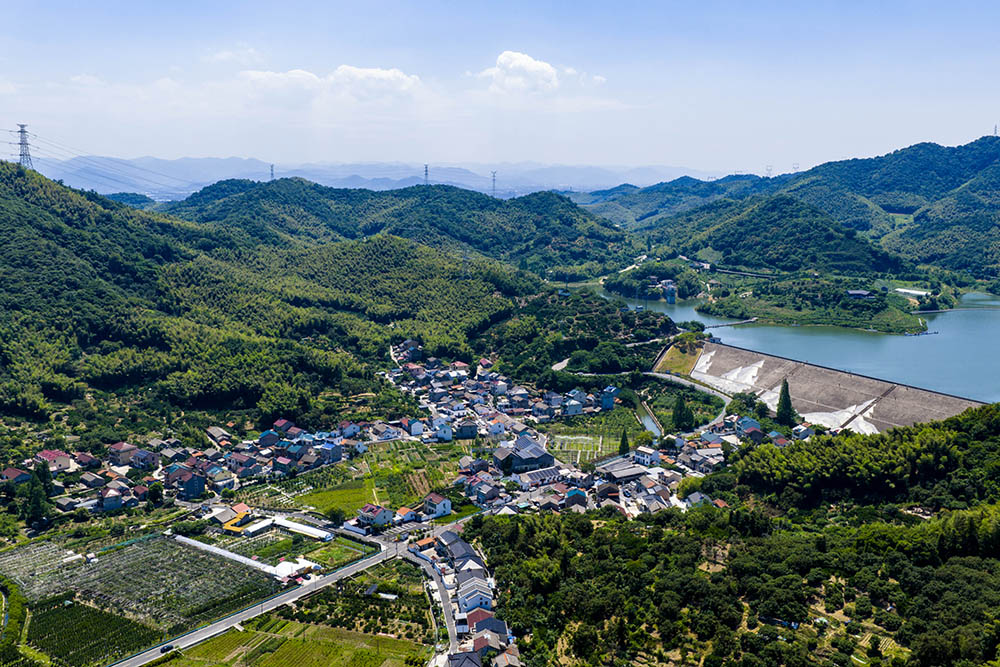 俯瞰毛竹咖啡所在的毛岙村，依山傍水風景如畫。
