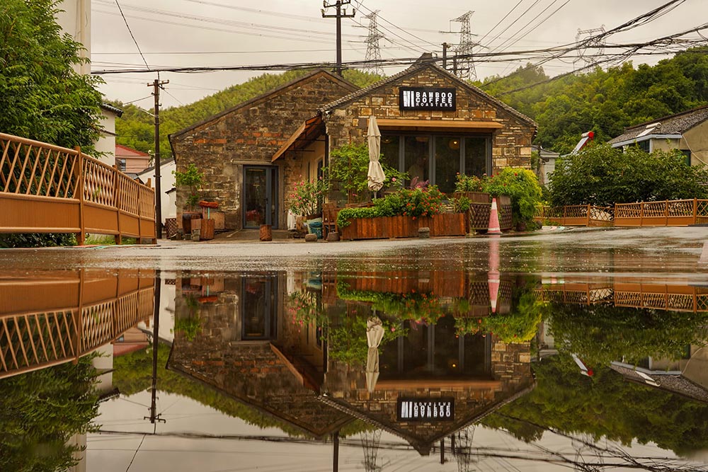 雨后的毛岙村，綠意欲滴，掩映在翠色深處的咖啡館靜立其間。