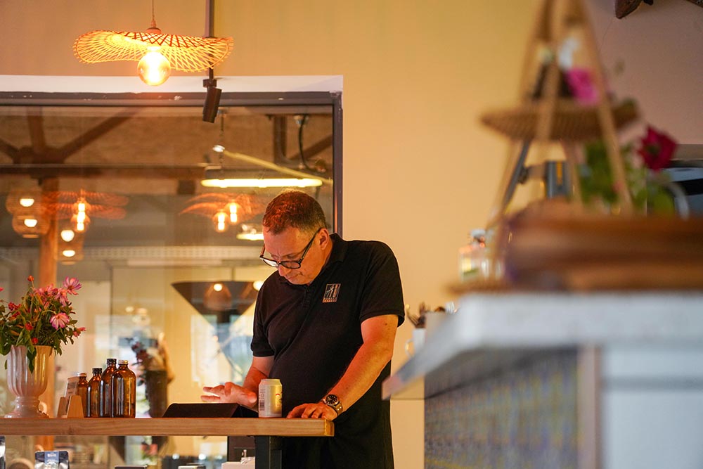 暮色漸濃，咖啡館內(nèi)暖燈亮起，弗蘭克在進行每日清點。