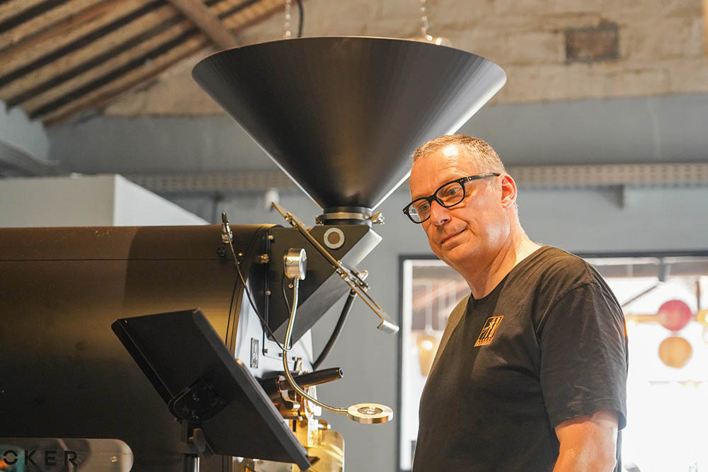 弗蘭克在彌漫著咖啡醇香的工坊里，熟練地操作著烘豆機。