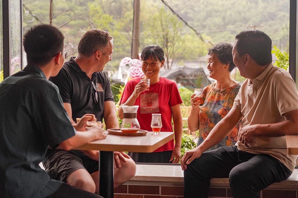 弗蘭克邀請路過的村民品嘗咖啡，并專注地傾聽大家的反饋。