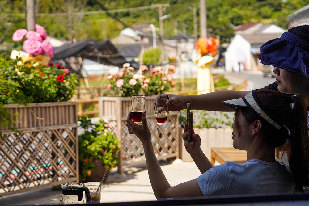 弗蘭克精心打磨的咖啡，在鏡頭下流轉著獨特光澤，成為游客必拍的風景。