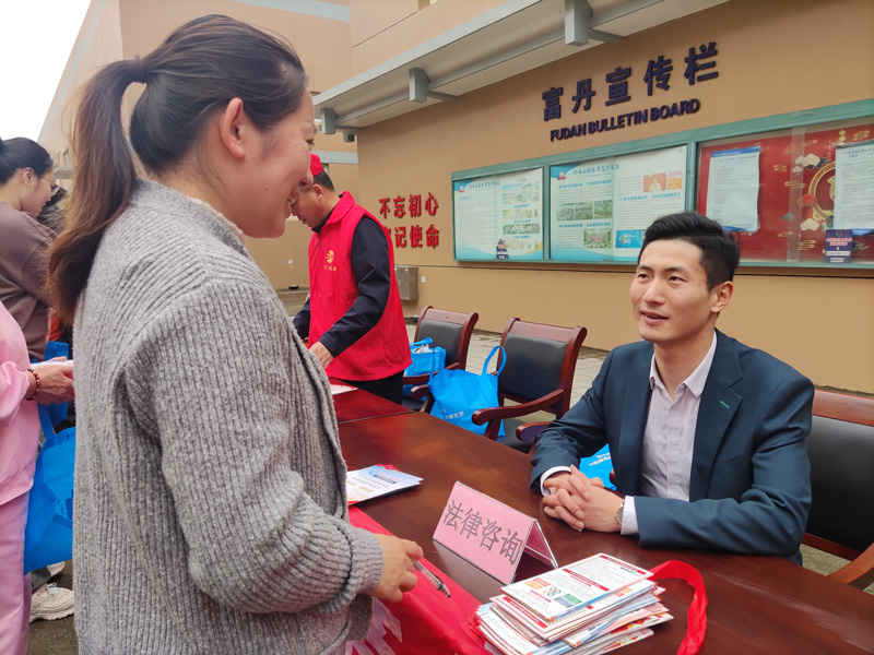 “家庭簽約律師”為群眾提供法律咨詢服務(wù)。舟山市委宣傳部供圖