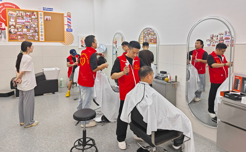 志愿服務(wù)隊(duì)為老人理發(fā)。寧?？h委宣傳部供圖