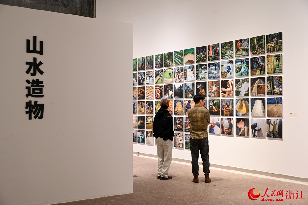 展覽分為“紀(jì)實流轉(zhuǎn)”“山水造物”“時代映像”三大單元，每個部分層層遞進，互為映照。人民網(wǎng)記者 葉賓得攝