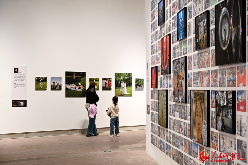 11月6日下午，“超越經(jīng)驗”第六屆浙江紀實攝影大展在杭州富陽公望美術(shù)館開幕。人民網(wǎng)記者 葉賓得攝