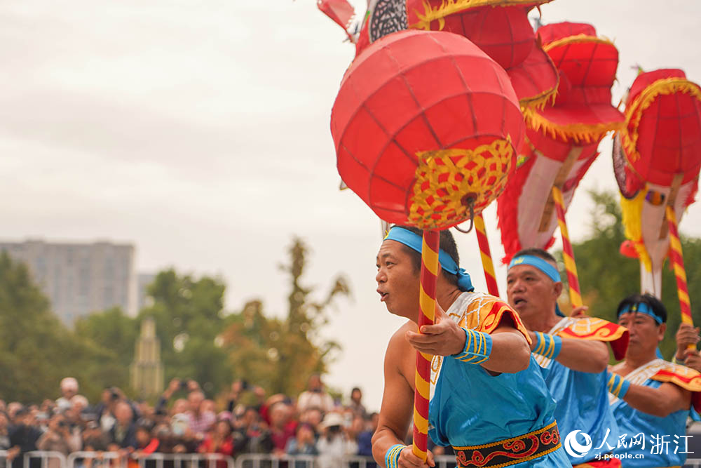 11月8日，麗水攝影節(jié)開幕式現(xiàn)場，豐富多樣的非遺展演活動正在進行。人民網(wǎng) 章勇濤攝