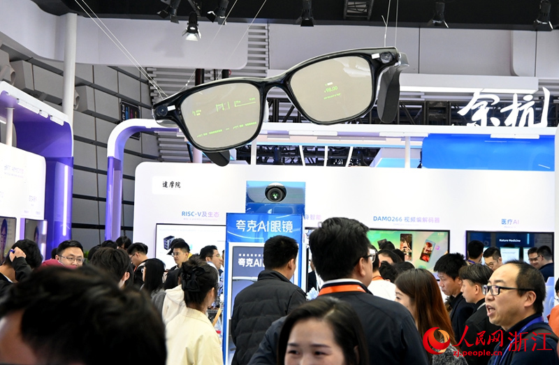 夸克AI眼鏡展臺(tái)，聚滿了想體驗(yàn)的參觀者。人民網(wǎng)記者 張麗瑋攝