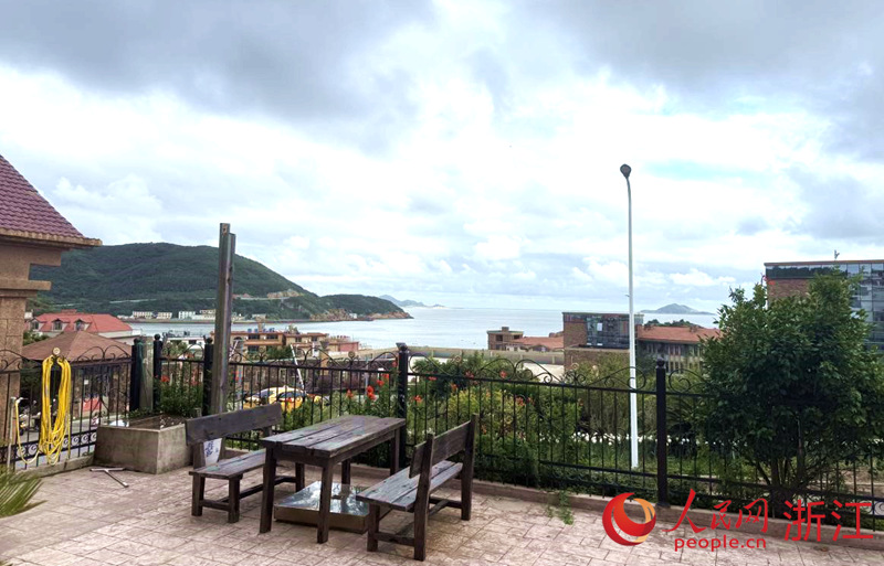 站在胡滿堂的民宿庭院中，可以望見大海。人民網(wǎng)記者 方彭依夢攝